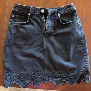 Super cute H&M’s black faded skirt size 4